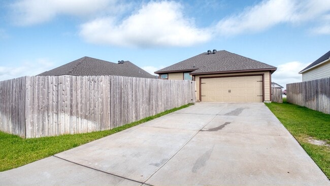 Building Photo - Spacious Single-Family Home Available Now!