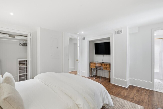 Building Photo - 705 Barnard St