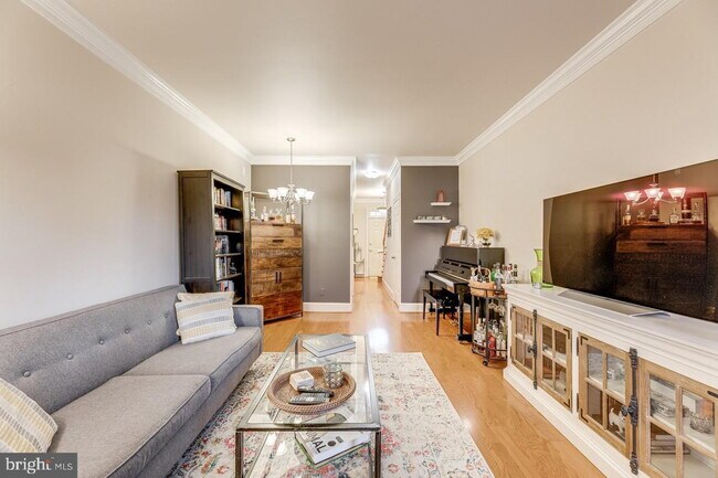 Building Photo - Waterfront Townhome Living in Sought-After Alexandria Location