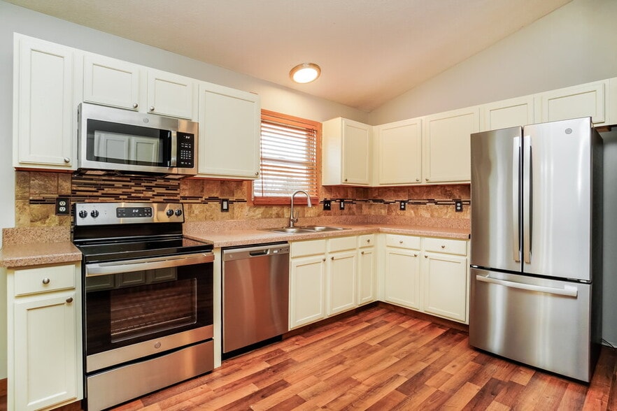 Building Photo - 370 Millett Dr