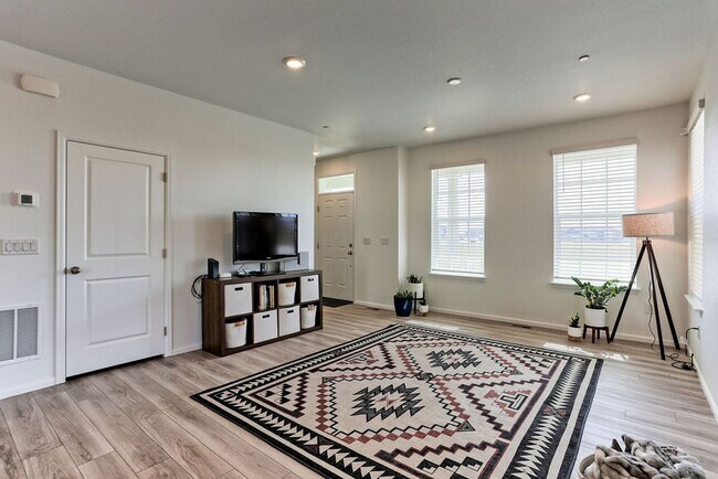 Building Photo - 3 Bedroom 3 Bath in Mosaic!