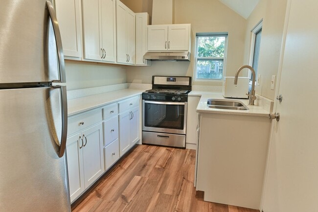 Building Photo - Adorable 2 Bedroom Single Family on Penn St