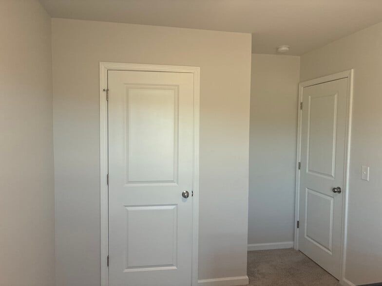 Building Photo - Room in Townhome on Shaffer Ct