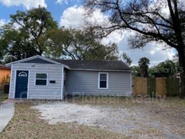 Building Photo - 3015 Deleuil Ave