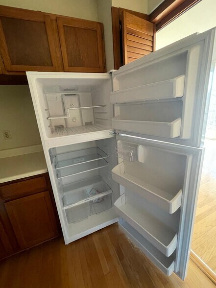 Fridge 1 - 4360 Ivymount Ct