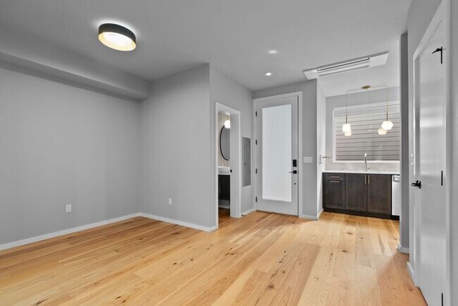 Building Photo - Stunning Othello Park Designer Townhome with Air Conditioning