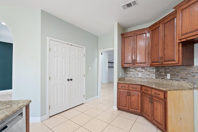 Building Photo - 206 Saddle Blanket