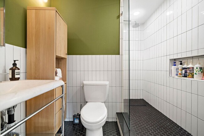 Building Photo - 3018 Baldwin St