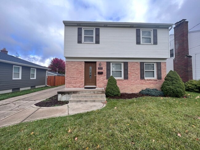 Primary Photo - 5 Bedroom home on the NE side of Grand Rapids