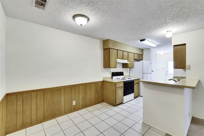 Building Photo - 9802 Hundred Oaks Cir