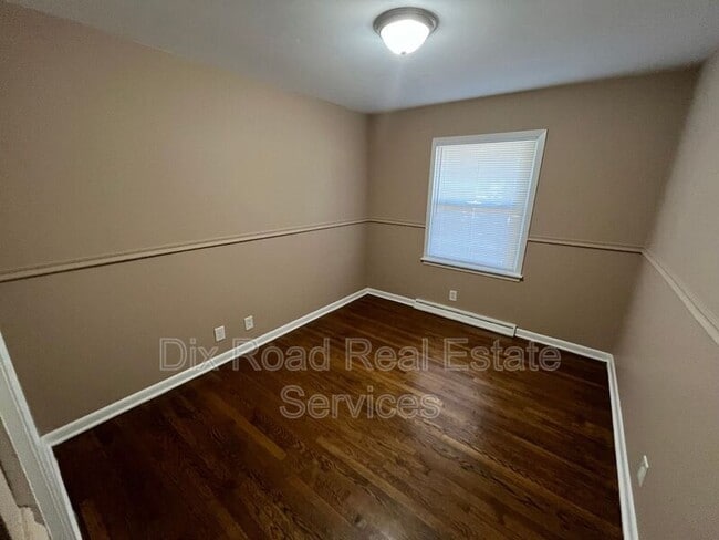 Building Photo - 921 Millikin St