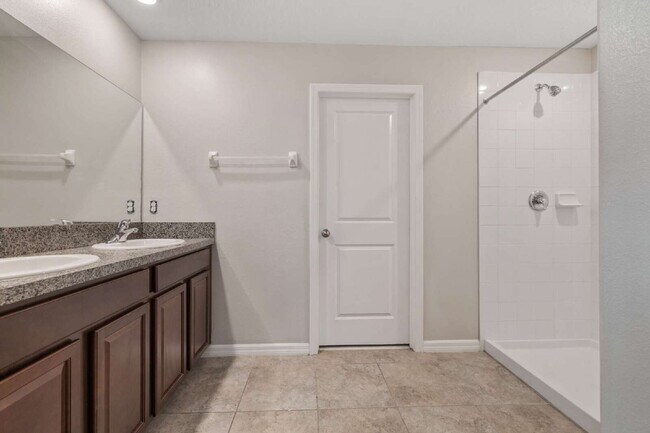Building Photo - "Spacious 5-Bedroom Retreat in Tampa with 2.5 Baths and 2,215 Sq Ft of Comfort!"