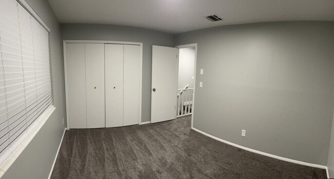 Building Photo - Beautifully Updated 2 Bed Townhome with Pool Access