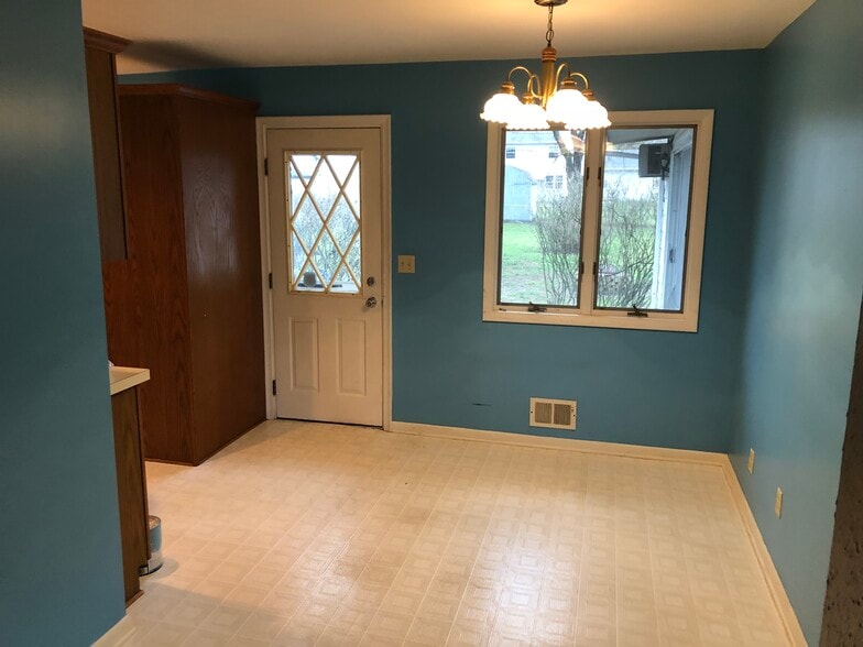 Dining room - 3660 N Mccord Rd