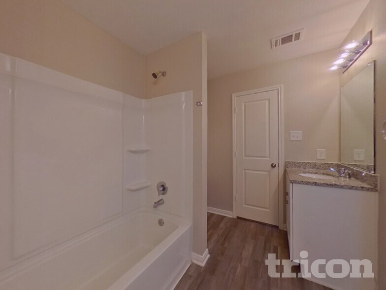 Building Photo - 15684 Del Norte Dr