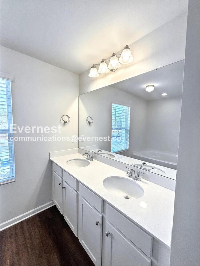 Building Photo - 4 Bed, 2.5 Bath Home with Garage / Pet-Friendly / Vouchers Accepted / Available Now!