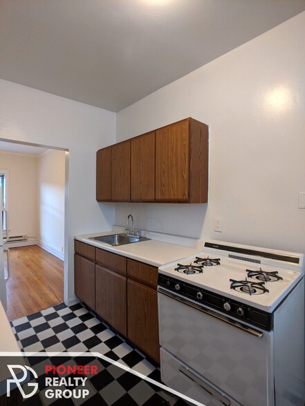 Building Photo - 813 W Waveland Ave