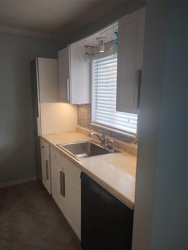 Building Photo - 3030 NE 5th Terrace