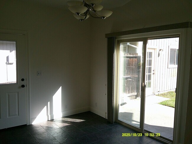 Building Photo - 1120 Tulip Ln