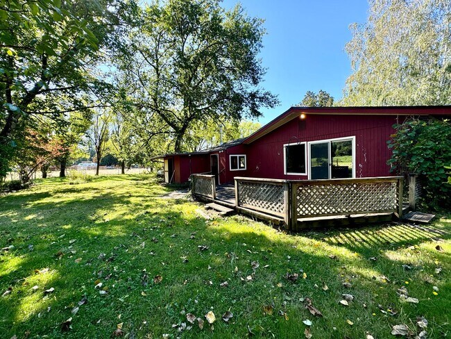 Building Photo - **50% OFF FIRST MONTH'S RENT** Country Liv...