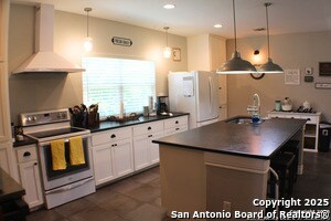 Building Photo - 320 Lighthouse