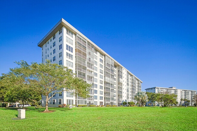 Building Photo - 575 Oaks Ln