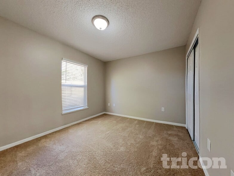 Building Photo - 164 Larchmont Dr