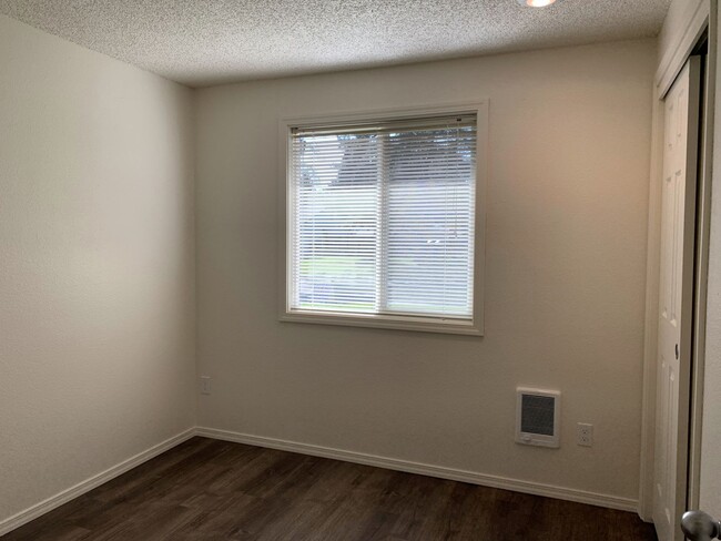 Building Photo - Updated 3 bedroom, 2 bath home on quiet Hi...