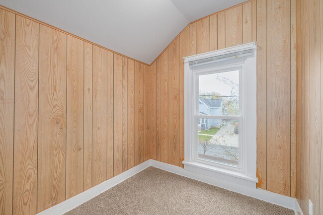 Building Photo - 476 Linden St