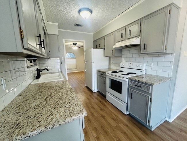 Building Photo - Perfectly Placed Duplex