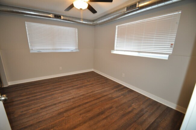 Building Photo - Newer Garden-Level 2Bed, 1Bath Apartment i...