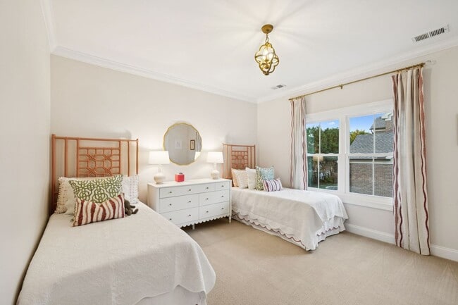 Building Photo - Luxury Executive Rental in Highlands of Ladd Park