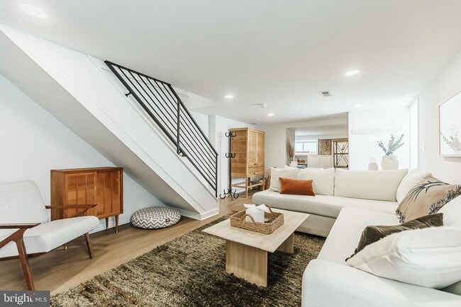 Building Photo - 2058 Poplar St