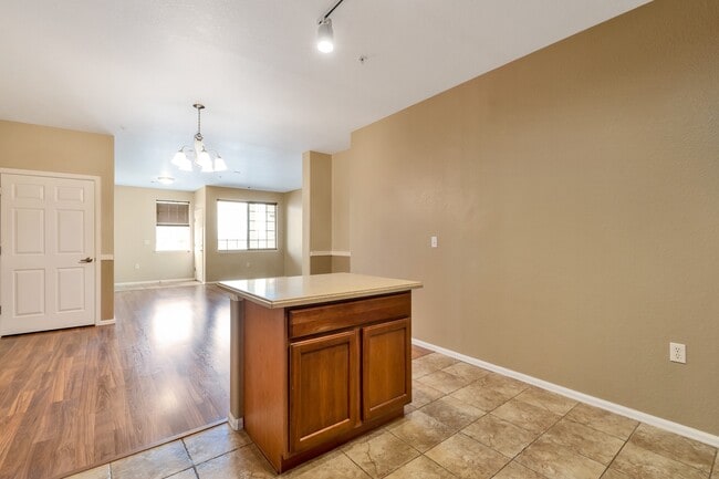 Building Photo - Updated, 3 Bed Condo in Aurora!!!!