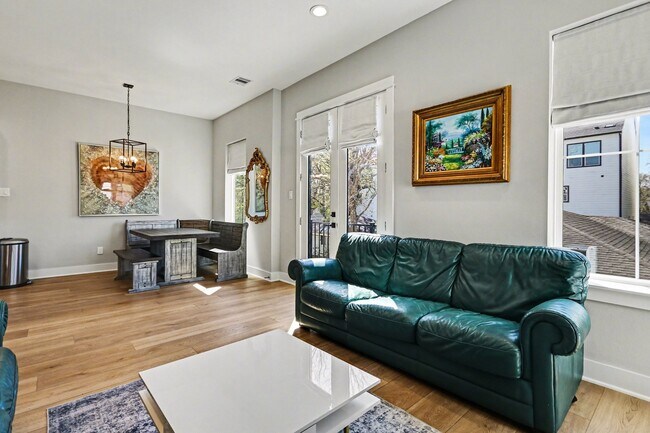 Building Photo - 825 Woodcrest Dr