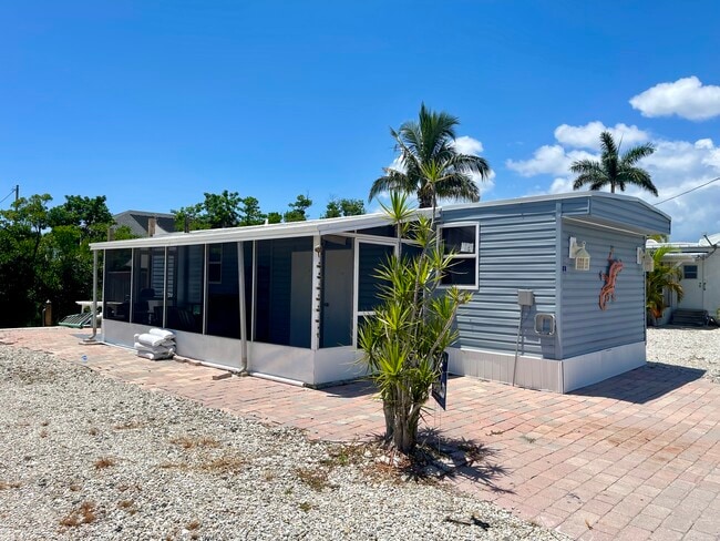 Building Photo - 2581 Oleander St