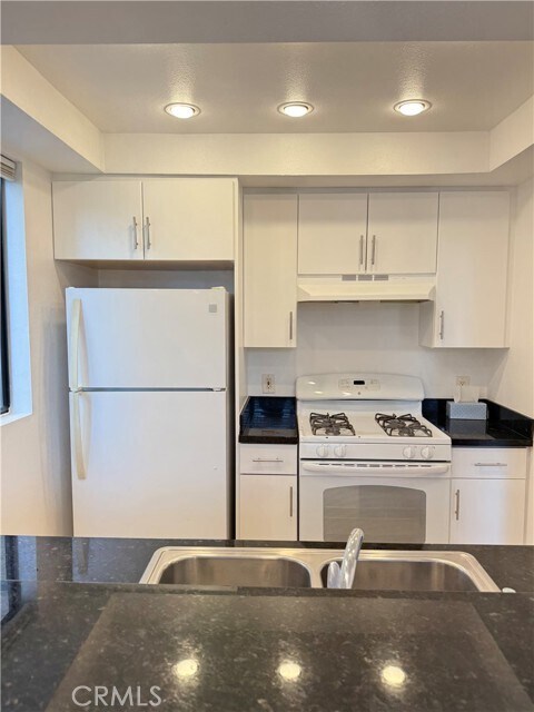 Building Photo - 7826 Topanga Canyon Blvd