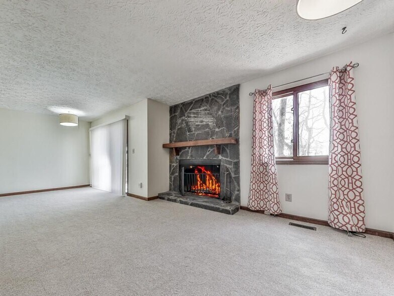 Building Photo - 1101 Fairway Oaks