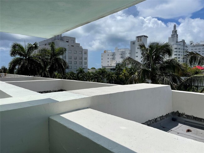 Building Photo - 1800 Collins Ave