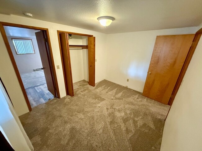 Building Photo - Welcome to this Charming 3 bedroom, 2 bath...