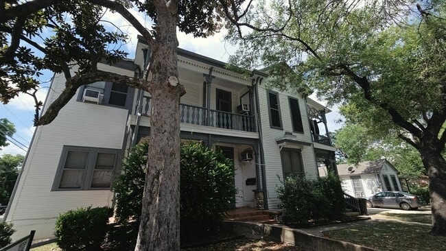 Building Photo - 822 E Carson St
