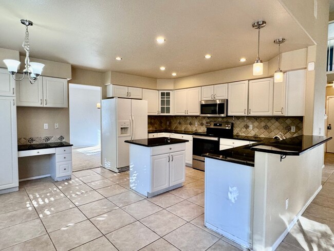 Building Photo - Spacious, Highlands Ranch Home Featuring 4...