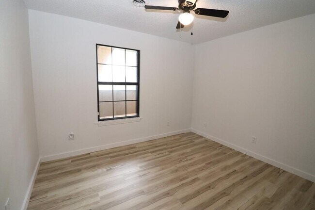 Building Photo - 1221 S Park Ave