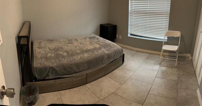 Building Photo - 12900 SW 13th Manor