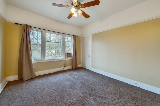 Building Photo - Charming Midtown 1-Bedroom Apartment with Private Balcony and Hardwood Floors!