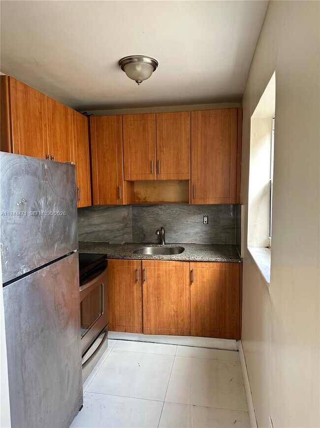 Building Photo - 1640 SW 1st St