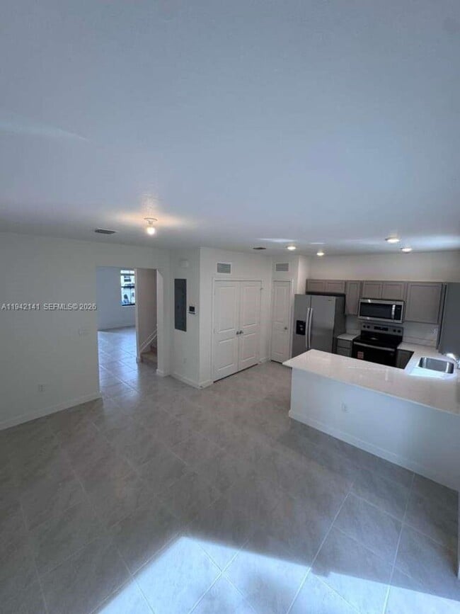 Building Photo - 1549 NE 3rd Ave