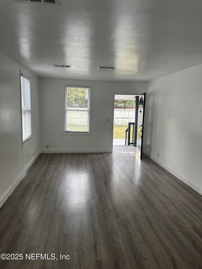 Building Photo - 8543 Fort Caroline Rd