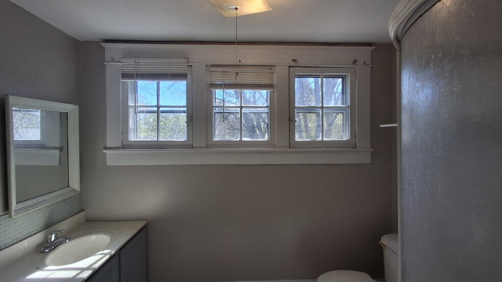 upstairs bathroom - 607 Guilford Ave
