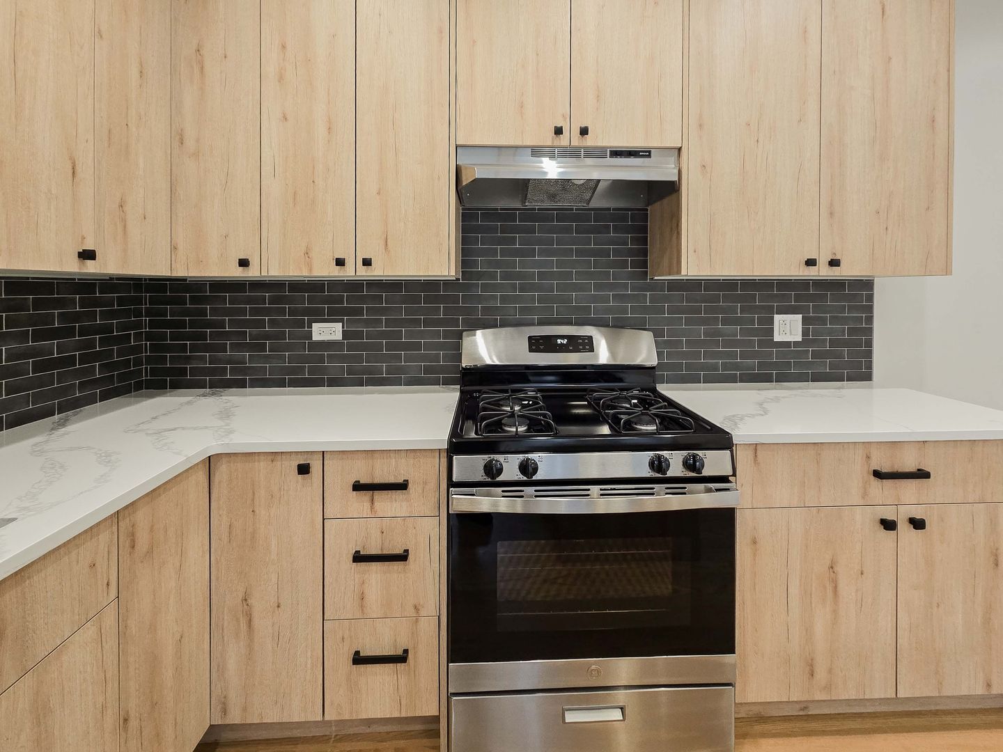 Building Photo - 4949 N Oakley Ave